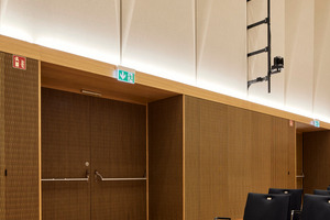  Die Türblätter der Schörghuber-Türen sind in der gleichen Optik wie die Wandverkleidung ausgeführt. Sie absorbieren den Schall 