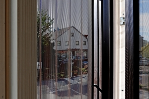  Die wellenförmigen Aluminium-Lochbleche erscheinen wie ein Vorhang aus Metall und erinnern an die traditionelle Leinenweberei 