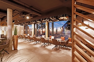  Für die Bäckerei mit Café lieferte Kneer-Südfenster großformatige Festverglasungen im Aluminium-Holzfenster-System „AHF 105 S Art“ mit schlanken Rahmen und 3-fach-Verglasung 