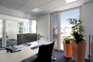  Das Architekturbüro sah ein bodentiefes Fenstersystem vor, das neben der anspruchsvollen Optik auch alle  Anforderungen wie Absturzsicherung, Schall-, Sicht- und Blend- sowie Witterungsschutz erfüllt 