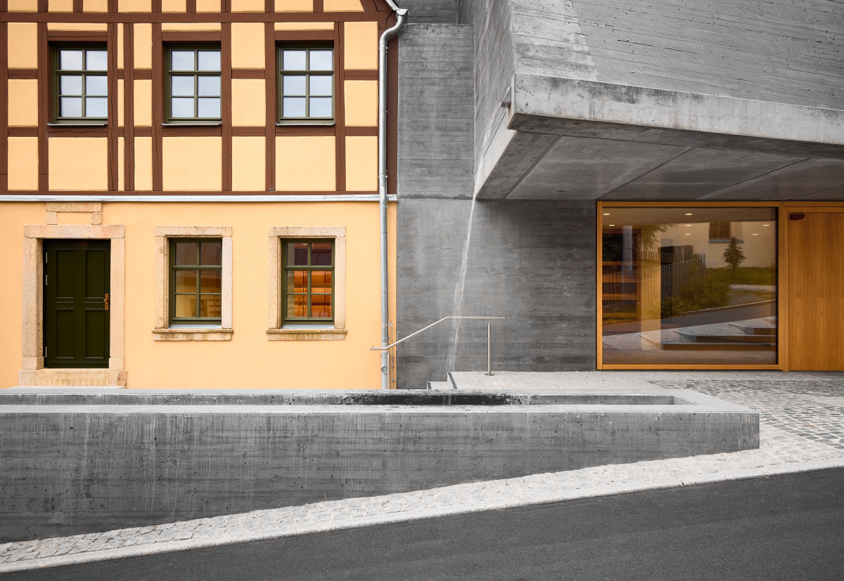 Das Regenwasser vom Dach des Museums fließt über die Fassade in eine Rinne und von hier in den Brunnen auf dem kleinen Vorbereich