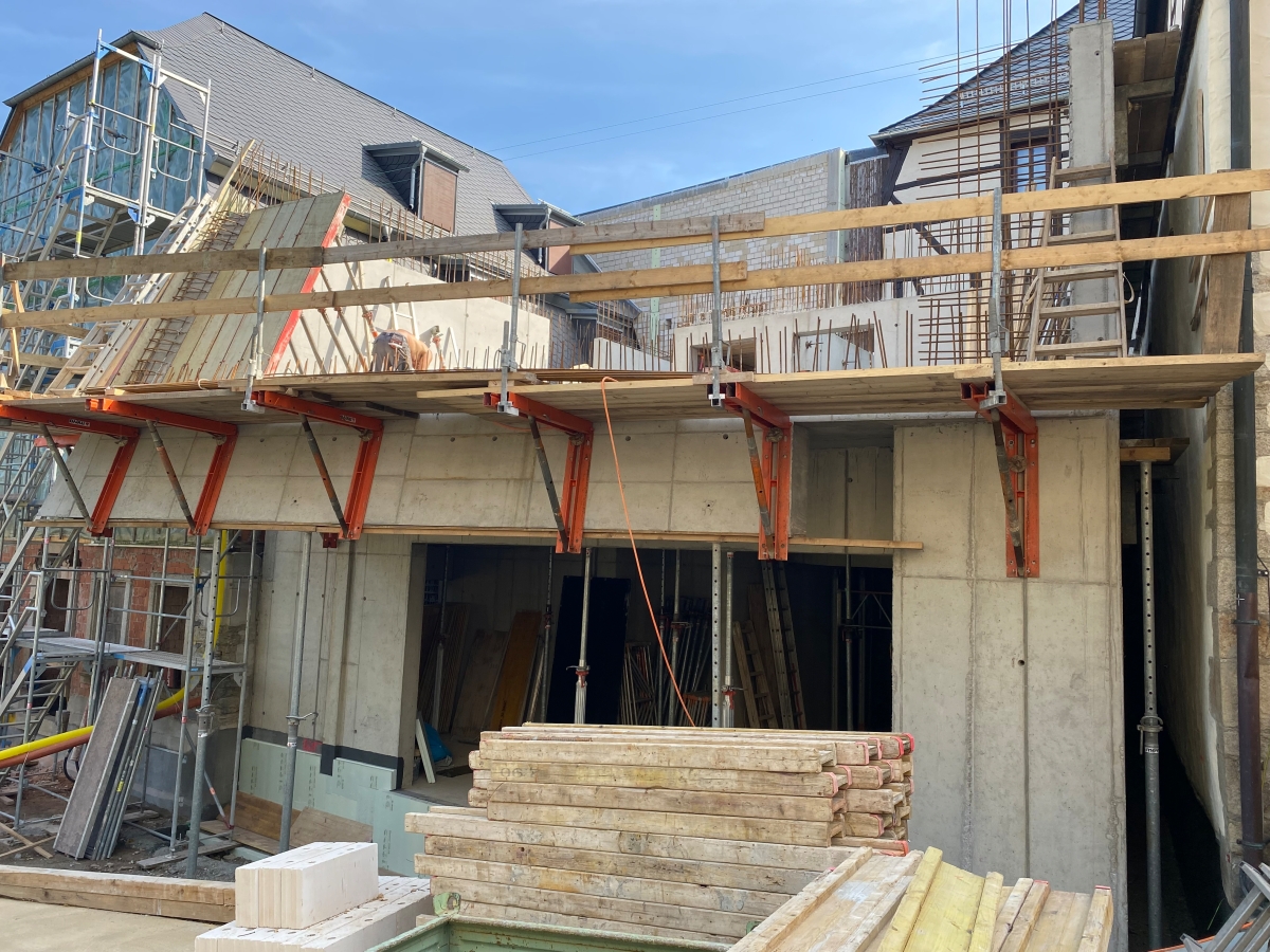 Der Polier der Baufirma hatte im Vorfeld mit einem Modell aus Holz und mit Hilfe von Fäden, Anzahl und Position der Schalbretter ermittelt