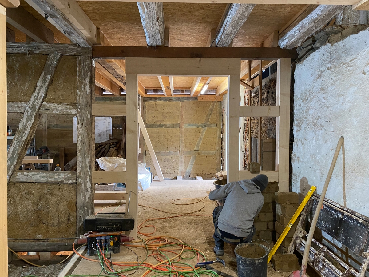 Nach so vielen Jahren des Leerstandes musste das Fachwerk im Gebäude saniert und teilweise ergänzt werden