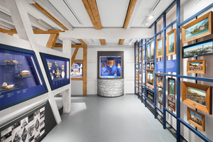  In der untersten Ausstellungsebene, im „Blauen Wunder“, werden unterschiedliche Objekte aus der Perlmutterwarenherstellung gezeigt 