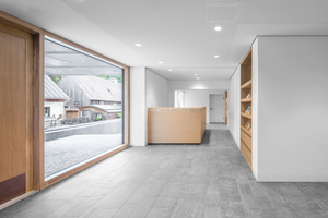  Hinter dem Foyer im Neubau liegt der Kassenbereich bereits im Erdgeschoss des angrenzenden Fachwerkhauses 