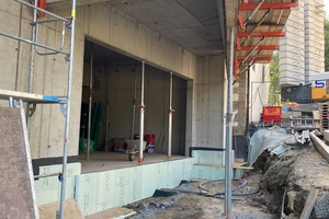  Über dem Eingang kragt die Geschossdecke als Überdachung aus und schließt an die Hyparschalung an 