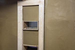  Die Gefache der Fachwerkinnenwände wurden neu aufgebaut, mit Lehm verputzt und bereits mit Vitrinenfächern versehen 