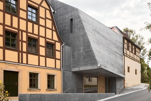  In die schmale Baulücke zwischen Fachwerk- und Torhaus setzten die Architekten den Perlmuschel-Neubau 