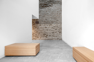  Im Patio ist die im hinteren Teil des Foyers erhaltene Stadtmauer durch das Oberlicht sehr schön in Szene gesetzt 