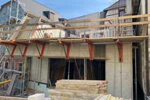  Der Polier der Baufirma hatte im Vorfeld mit einem Modell aus Holz und mit Hilfe von Fäden, Anzahl und Position der Schalbretter ermittelt 