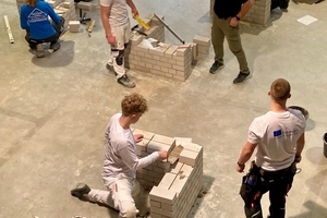   In Teamarbeit entstanden mehrere Mauerecken  