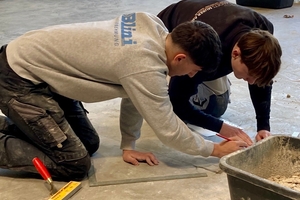   Zuerst zeichneten die dänischen und deutschen Azubis die Mauerecke an.  