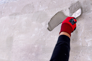  Anbringen: Das Separationsgewebe wird auf dem Mauerwerk nicht überlappend angebracht, zum Beispiel punktuell mit Klebemörtel 