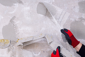  Abschließend wird die Kleberschicht mittels der unteren Lage Separationsgewebe vom Untergrund entfernt 