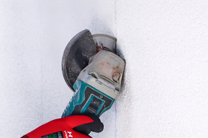  Rückbau: Mit beispielsweise einem Winkelschleifer werden vertikale Schnitte durch Oberputz und Armierungslage vorgenommen 