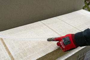  Zusätzlich werden vorgefertigte Zuschnitte vom Separationsgewebe auf die Rückseite der Dämmplatten gelegt 