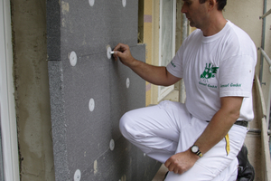  Die neuen Dübel müssen so dimensioniert sein, dass sie kraftschlüssig durch beide Wärmedämmplatten bis in den Untergrund reichen 