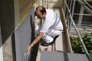  Die neuen Wärmedämmplatten werden fugenversetzt zu den alten Platten verlegt und kraftschlüssig verbunden 