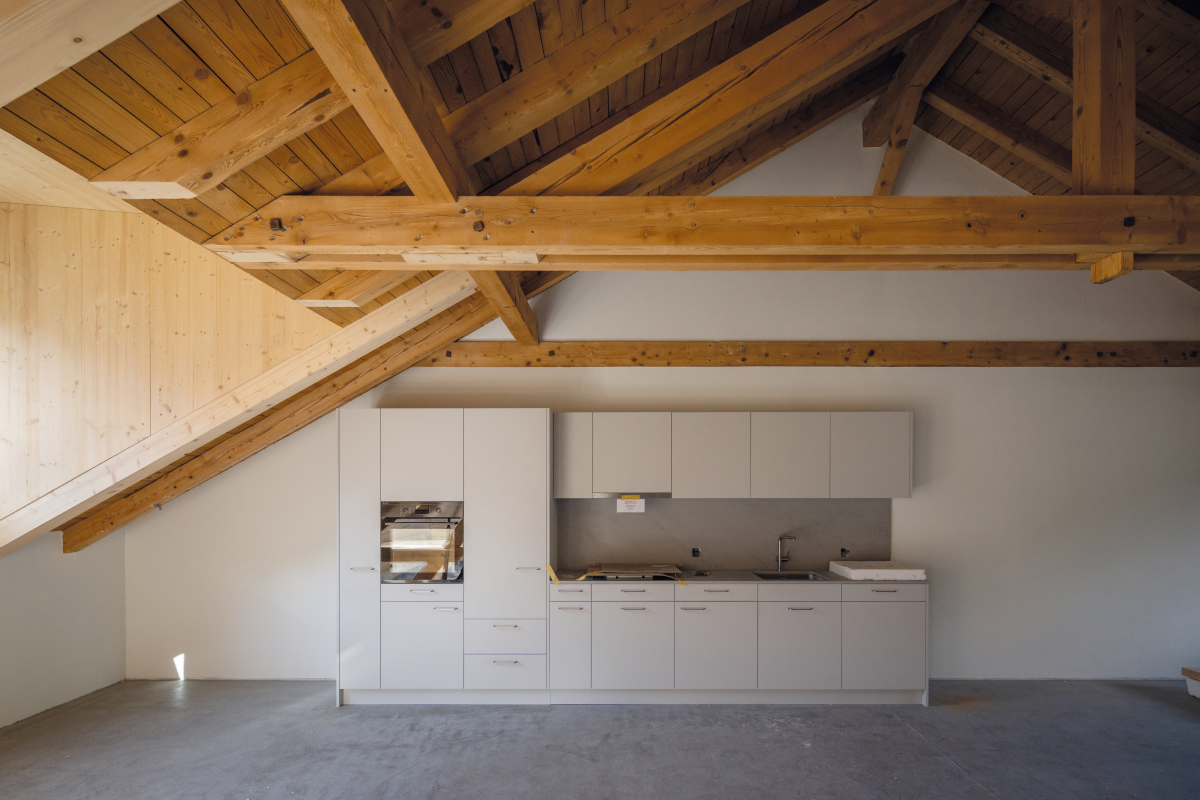 Dachgeschosswohnung mit Küche im Hauptbau nach dem Ausbau