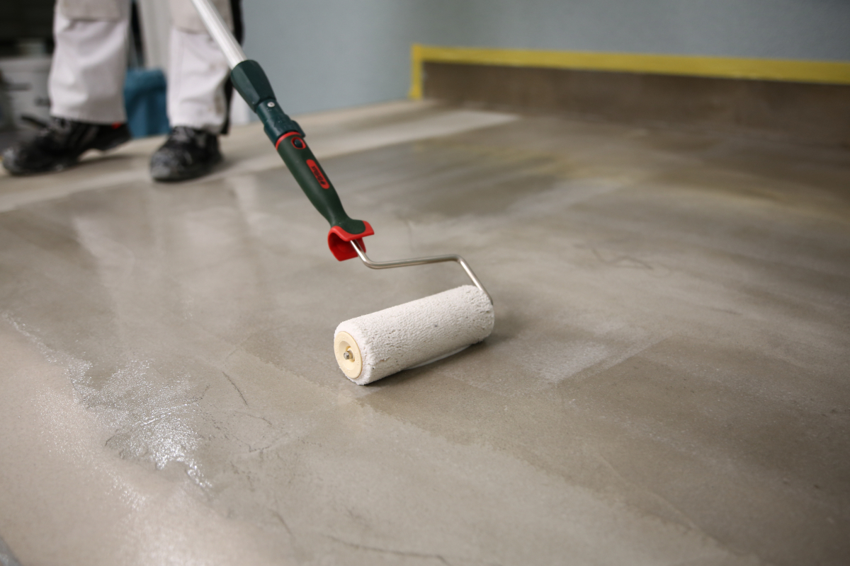 Schritt 1: Grundierung der Sockelfläche und der Balkonfläche mit „Floortec 2K-Basecon 825“