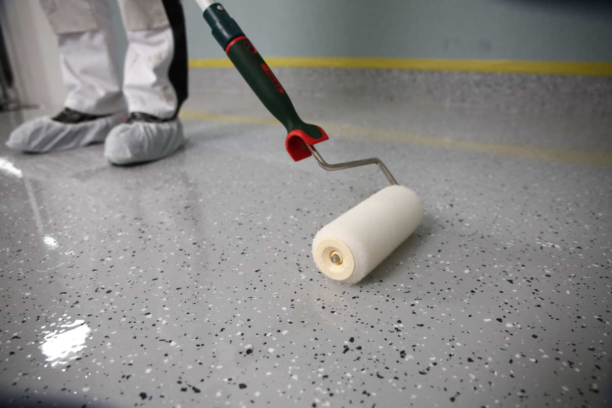 Schritt 4 (optional): Gestaltung mit Dekochips und Versiegelung mit „Floortec Topcon T 834“