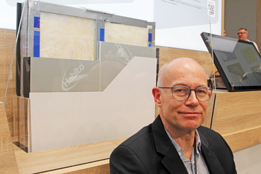 Thomas Wieckhorst, Chefredakteur der bauhandwerk, auf der Messe Dach+Holz in Köln vor dem Systemaufbau ?RigiMov? (ab Seite 40)