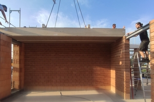  Feinausrichtung eines Deckenelements einer Holz-Lehm-Massivdecke auf der Baustelle 