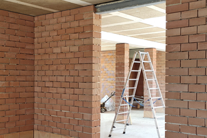  Die Holz-Lehm-Massivdecke im Einbauzustand im Bürogebäudes für den Verband für Ländliche Entwicklung in Tirschenreuth 
