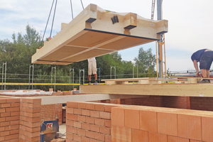  Verhebeprozess eines Elements einer Holz-Lehm-Massivdecke auf der Baustelle 