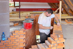  Die Ziegel vermauerten die Handwerkerinnen und Handwerker in einer Art Kreuzverband, so dass ein 24 cm dickes Mauerwerk entstand 