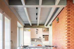  Vom Essplatz im Erdgeschoss gelangt man durch eine in drei Teilen faltbare Schiebetür direkt in den Garten 