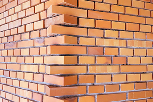  An den Mauerecken überlappen die Ziegelsteine im Verband, was dem Ziegelkörper einen expressiven Ausdruck verleiht 