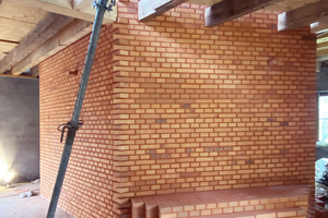  Im Mauerwerk des Ziegelkerns lagern die Balken der Decke auf 