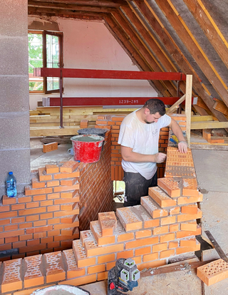 Die Ziegel vermauerten die Handwerkerinnen und Handwerker in einer Art Kreuzverband, so dass ein 24 cm dickes Mauerwerk entstand