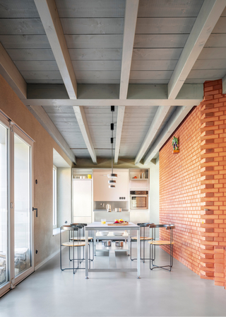 Vom Essplatz im Erdgeschoss gelangt man durch eine in drei Teilen faltbare Schiebetür direkt in den Garten