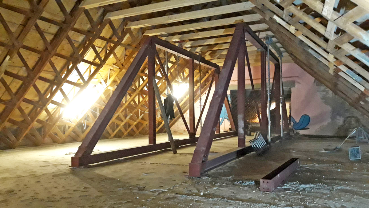 An den Stahlfachwerkbrücken im Dachgeschoss hängen nun die Decken der beiden neuen Säle