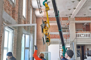  Die bestehenden Kastenfenster wurden aus Schallschutzgründen von innen mit 120 kg schweren Fensterflügeln ertüchtigt 