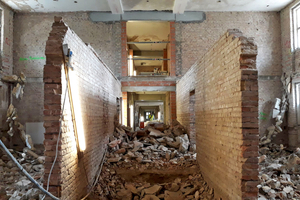  Erst nach Montage der Stahlfachwerkträger konnten die tragenden Mittelwände darunter entfernt werden 