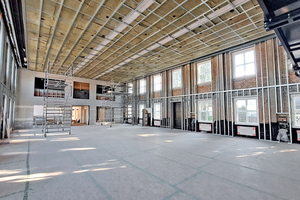  Die Wandverkleidung der Black-Box an den Längswänden nimmt die technischen Medien auf 