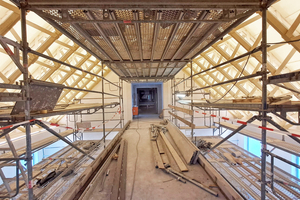  Solange das Raumgerüst stand, wurde auch das Beleuchtungskonzept für die Dachkonstruktion im Foyer getestet und umgesetzt 