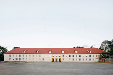 Der zum ehemaligen Kasernentrakt geh?rende Ostfl?gel wurde zu einem Residenz- und Probenzentrum umgebaut