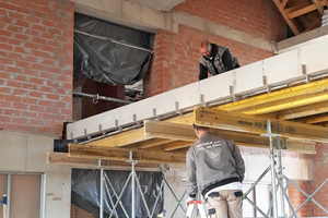  Die Brücken im Foyer wurden vor Ort eingeschalt und betoniert. Wie an den Wänden wurde auch an ihren Unterseiten ein Akustikputz aufgetragen 