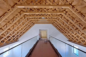  Solange das Raumgerüst stand, wurde auch das Beleuchtungskonzept für die Dachkonstruktion im Foyer getestet und umgesetzt 