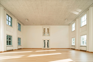  Die Probebühne ist im Gegensatz zur schwarzen Studiobühne kleiner und als White-Box von weißen Flächen umgeben 