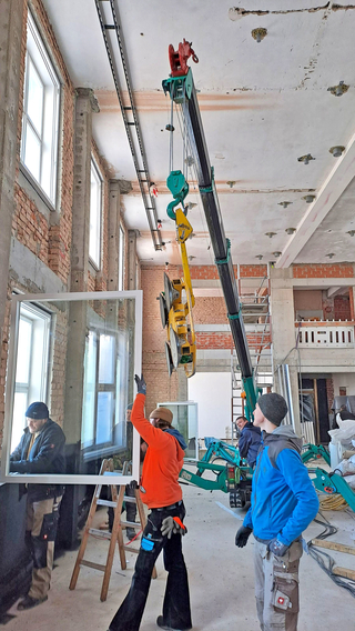 Die bestehenden Kastenfenster wurden aus Schallschutzgründen von innen mit 120 kg schweren Fensterflügeln ertüchtigt