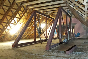  An den Stahlfachwerkbrücken im Dachgeschoss hängen nun die Decken der beiden neuen Säle 