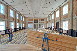  Den Abschluss des komplexen Bühnenbodenaufbaus bildet eine Deckschicht aus 50 mm dicken Brettern aus Oregon-Pine 