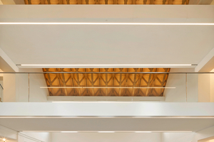  Das Foyer wurde bis unter das Dach mit seinem Kroher-Dachstuhl geöffnet. Die beiden Verbindungsbrücken symbolisieren die Mittelflure der alten Struktur 