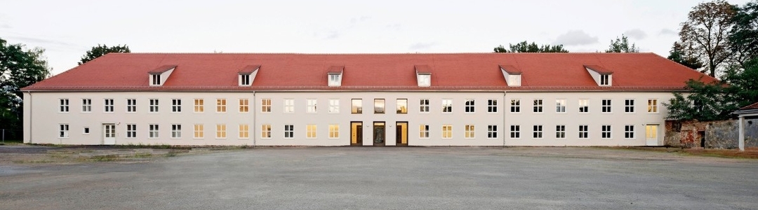 Der zum ehemaligen Kasernentrakt gehörende Ostflügel wurde zu einem Residenz- und Probenzentrum umgebaut