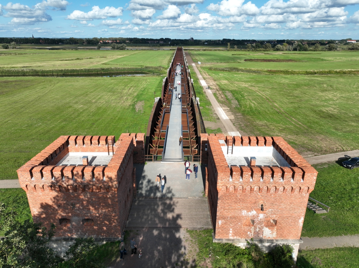 Nach Abschluss des ersten Bauabschnittes kann die Elbbrücke Dömitz nun wieder von der Öffentlichkeit genutzt werden – der Skywalk wird in naher Zukunft noch verlängert, die Wehrpfeiler restauriert